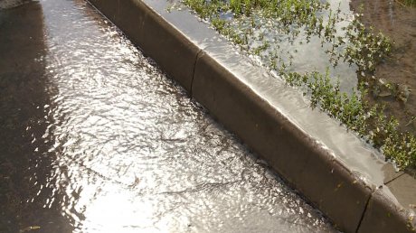 Из-за прорыва трубы на Ладожской впустую тратится чистая вода