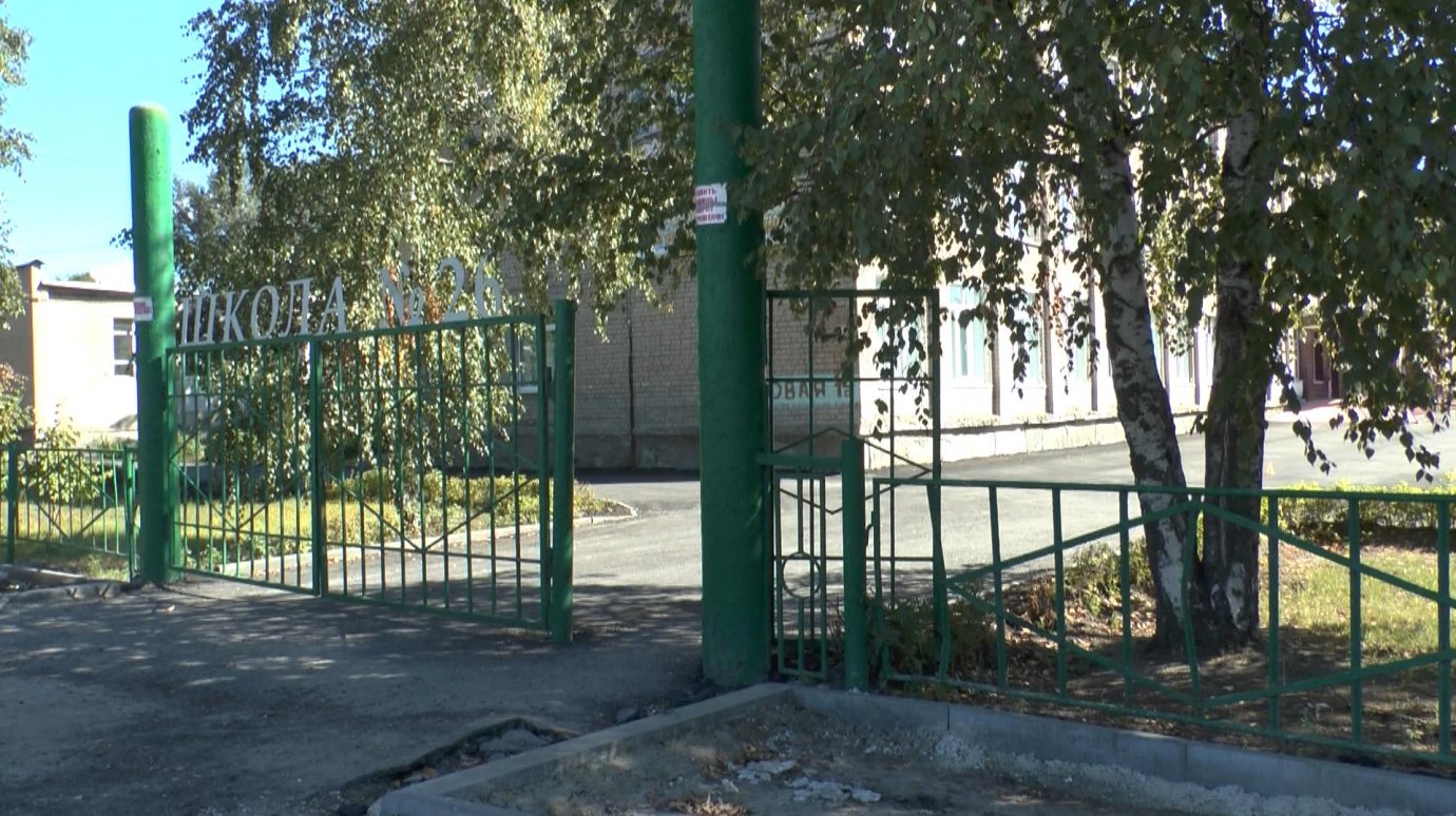 Улица школьная 33. Фото по 21 школа около ворот. Фото улицы возле школы 53 брянс4.