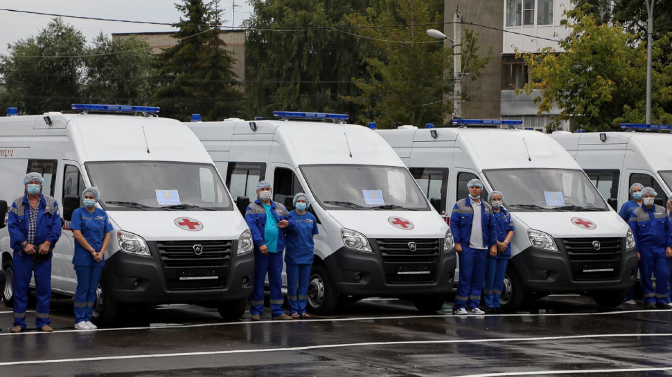Пензенским больницам передали ключи от новых спецавтомобилей