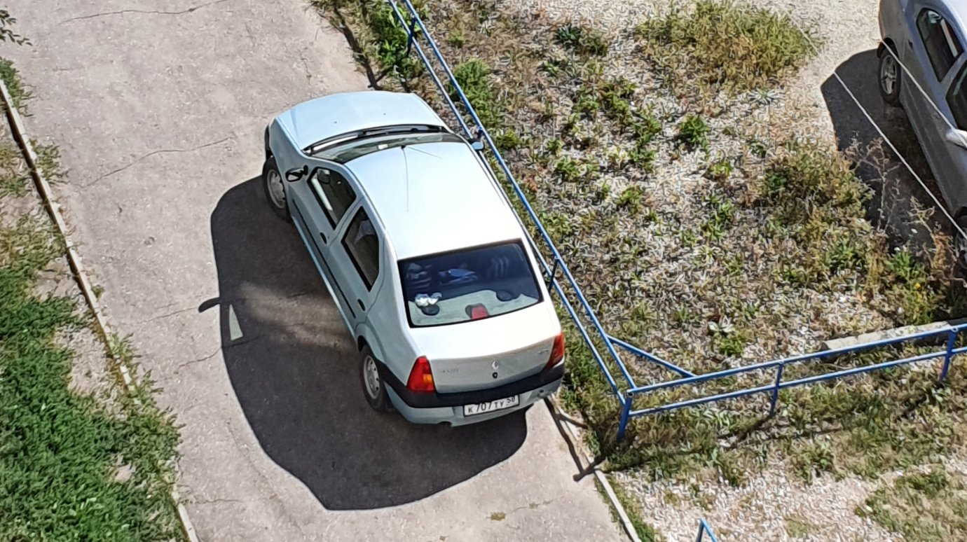 На улице Терновского автомобилист устроил личную парковку на тротуаре