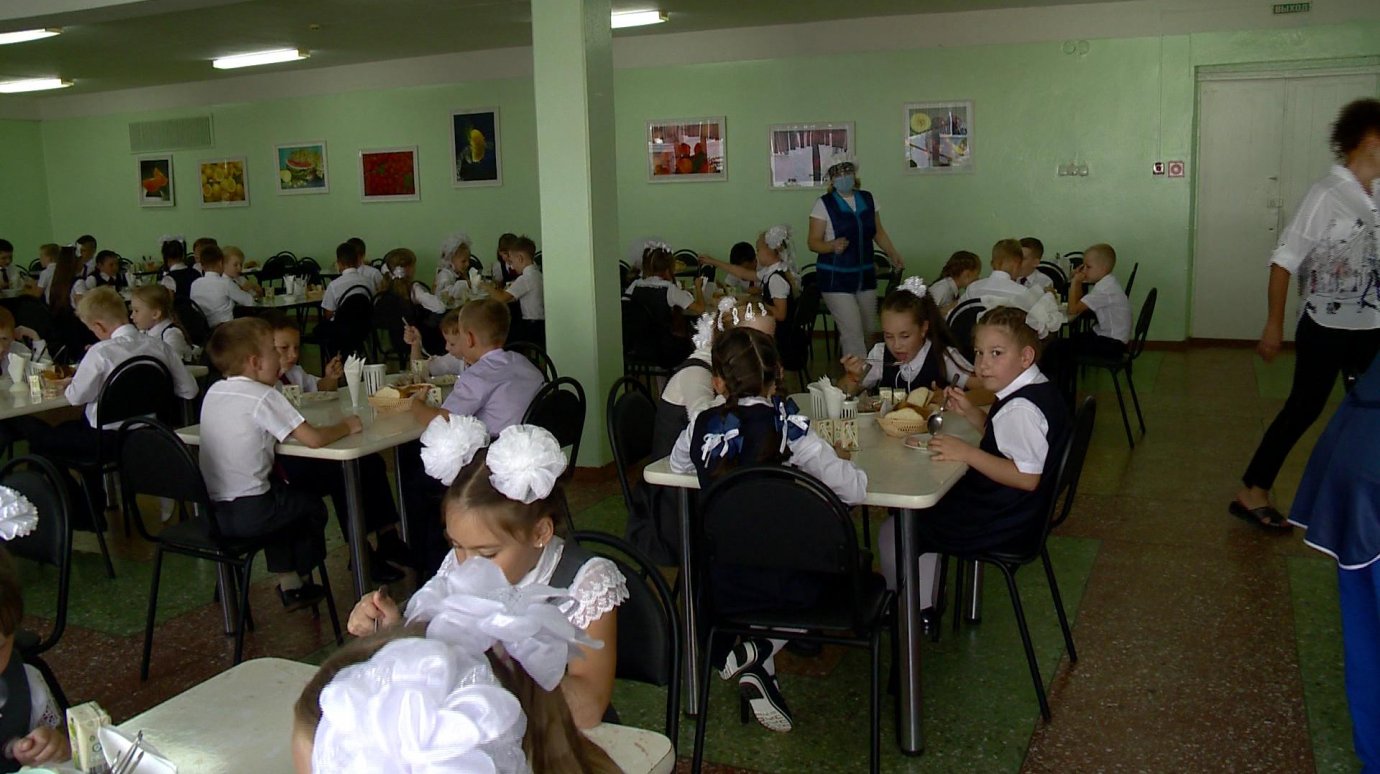 Пензенских школьников бесплатно покормили после линейки