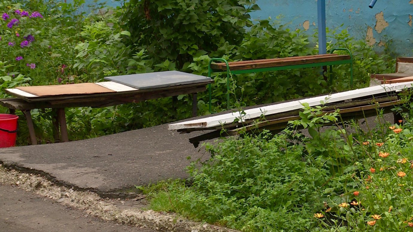 Жители Одесской самостоятельно укрепили ветхие скамейки у подъезда
