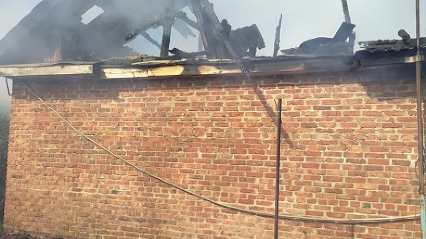 В Наровчате из горящего дома спасли одного человека и эвакуировали трех