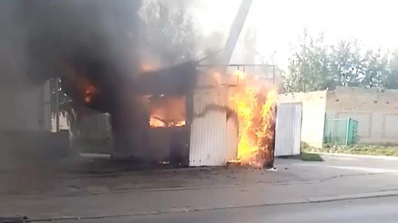 На улице Сухумской в Пензе сгорел ларек с шаурмой