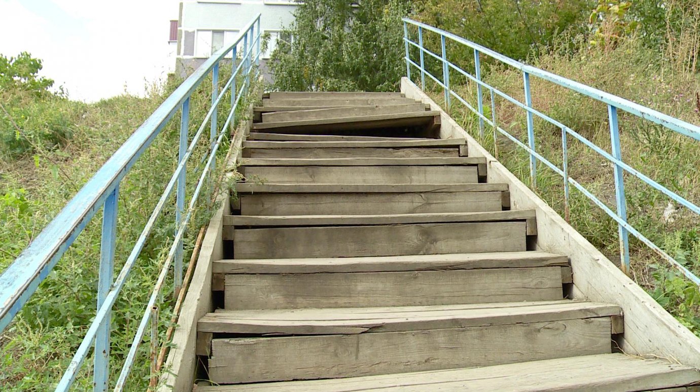Лестница на улице Кижеватова стала угрозой для пешеходов