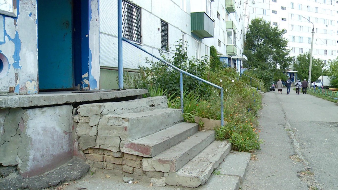 В доме на улице Российской развалилась входная лестница