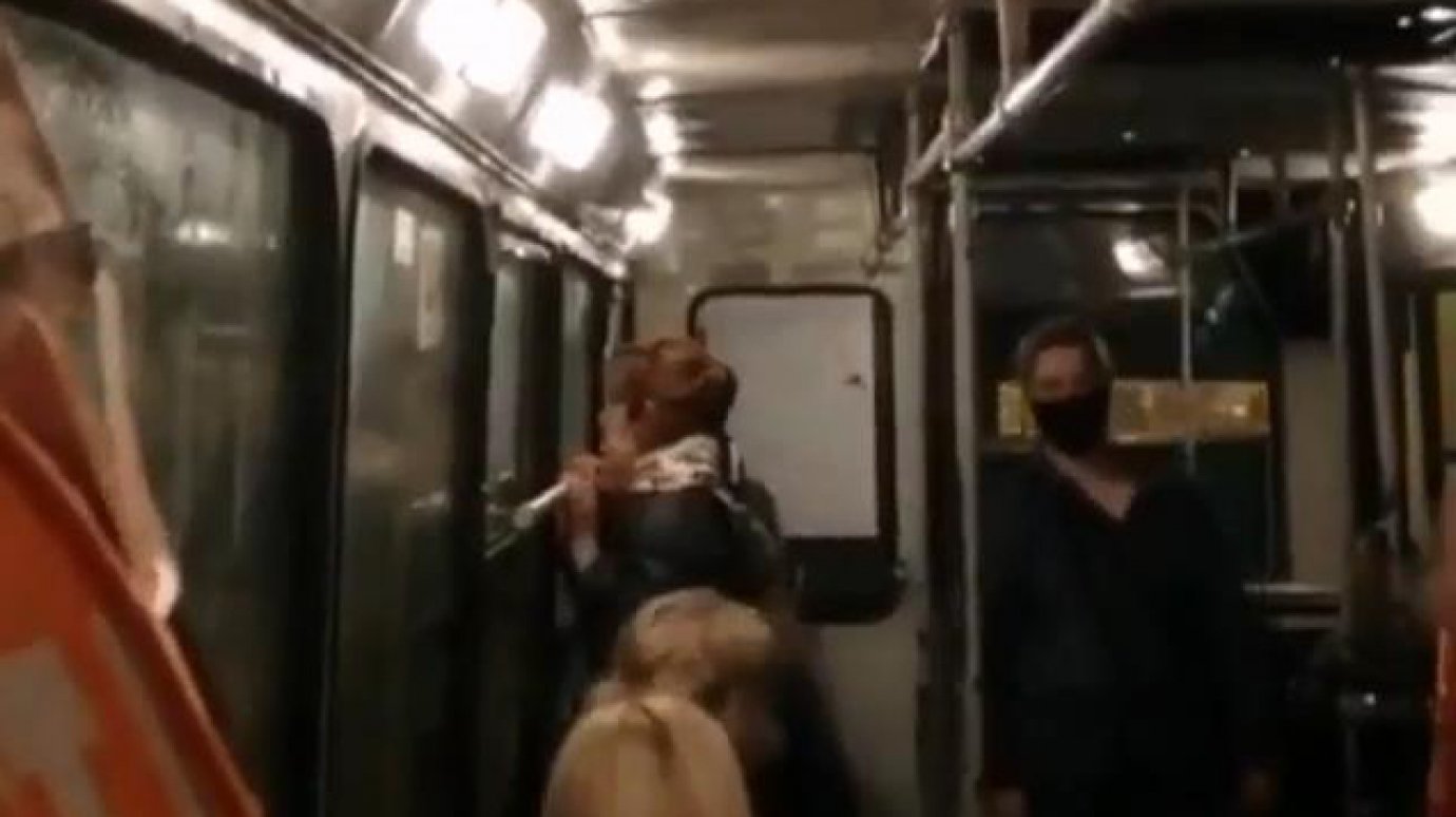 Пассажиры автобуса в Заречном оказались под душем
