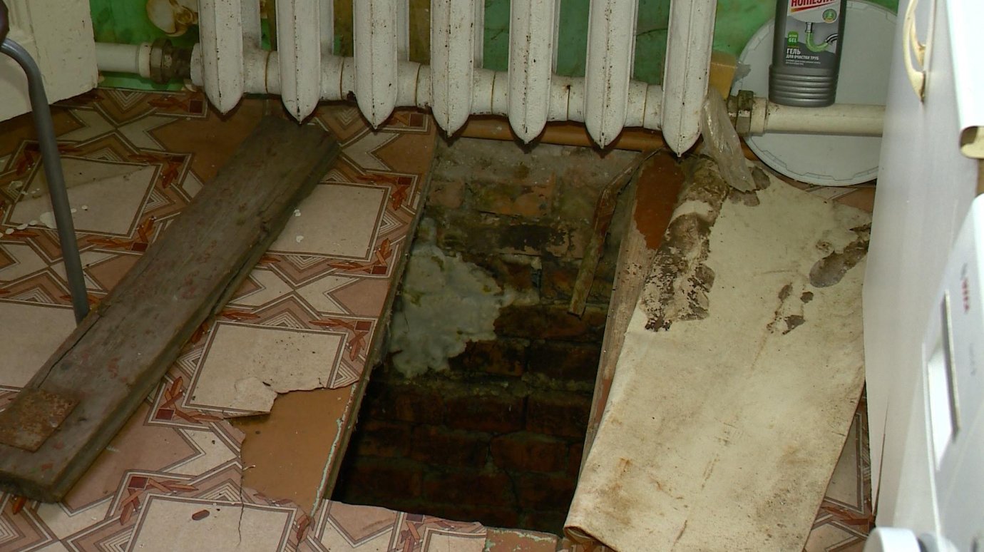 В доме на Ново-Тамбовской провалился деревянный пол
