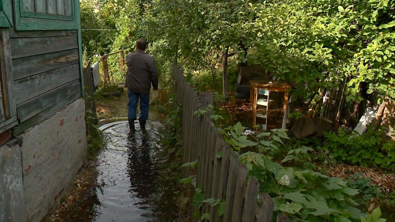 Разлив воды на улице Пархоменко сгубил остатки урожая на огородах