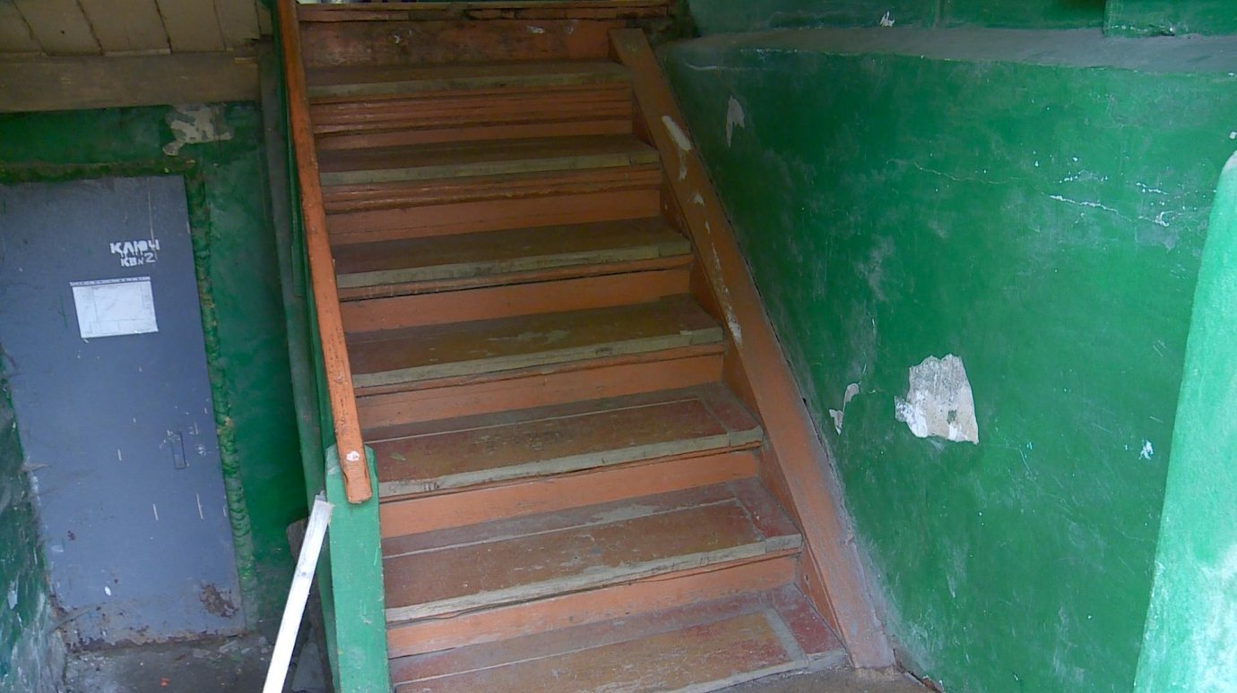Лестница в доме на Богданова, 50а, может обрушиться вместе с людьми