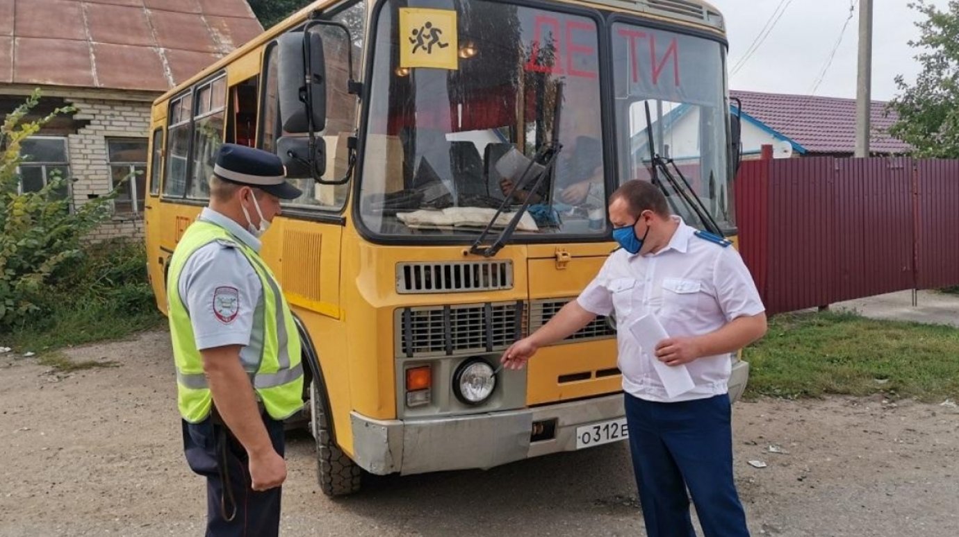 Обилие аксессуаров на лобовом стекле школьного автобуса сочли нарушением