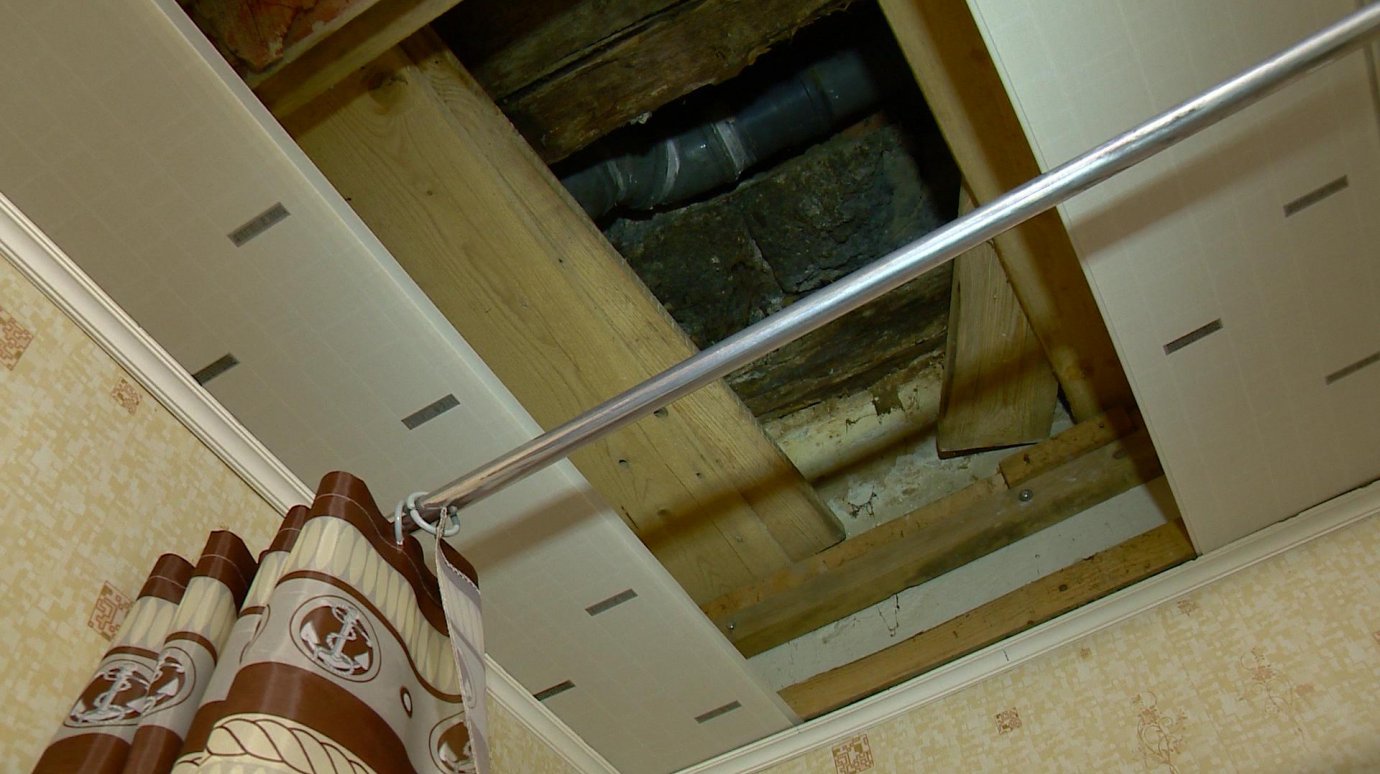 Пензячка вынуждена жить с дырой в потолке из-за постоянных протечек
