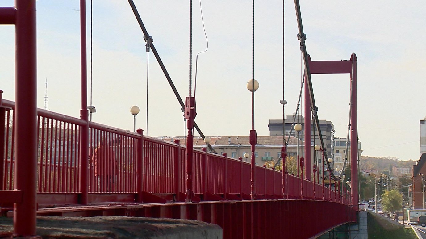 Пензенцам понравился цвет обновленного подвесного моста