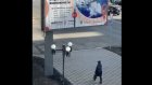 На ул. Суворова пензенцы ходят под шатающимся баннером
