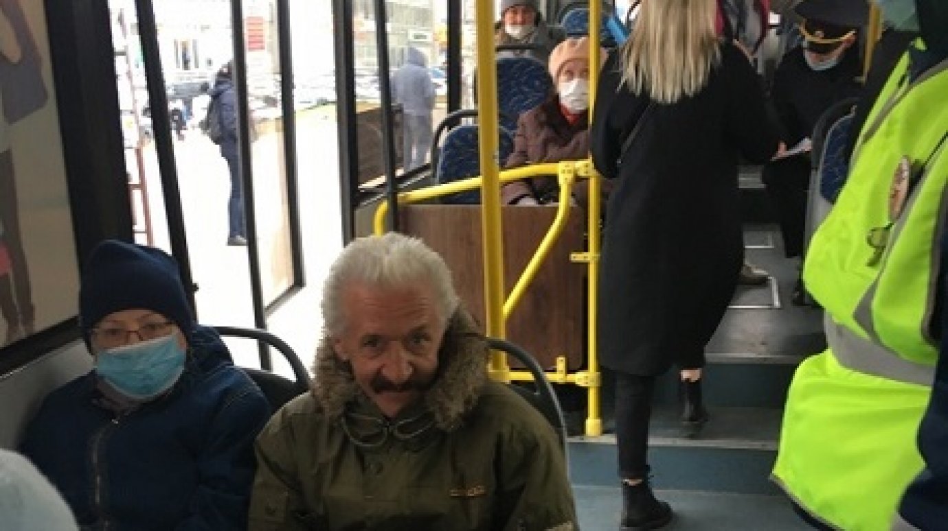 В общественном транспорте продолжают ловить пензяков без масок