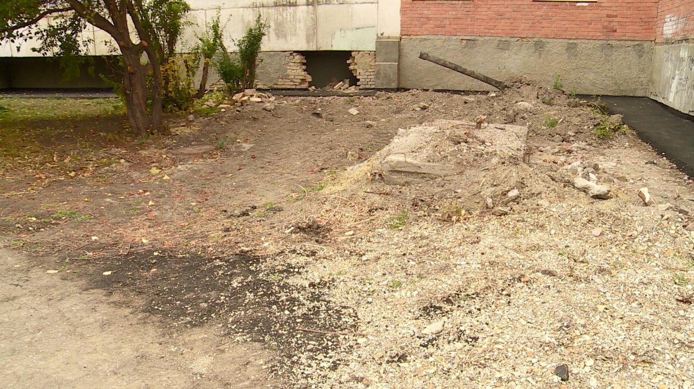 Последствия замены труб на улице Воронова уродуют двор