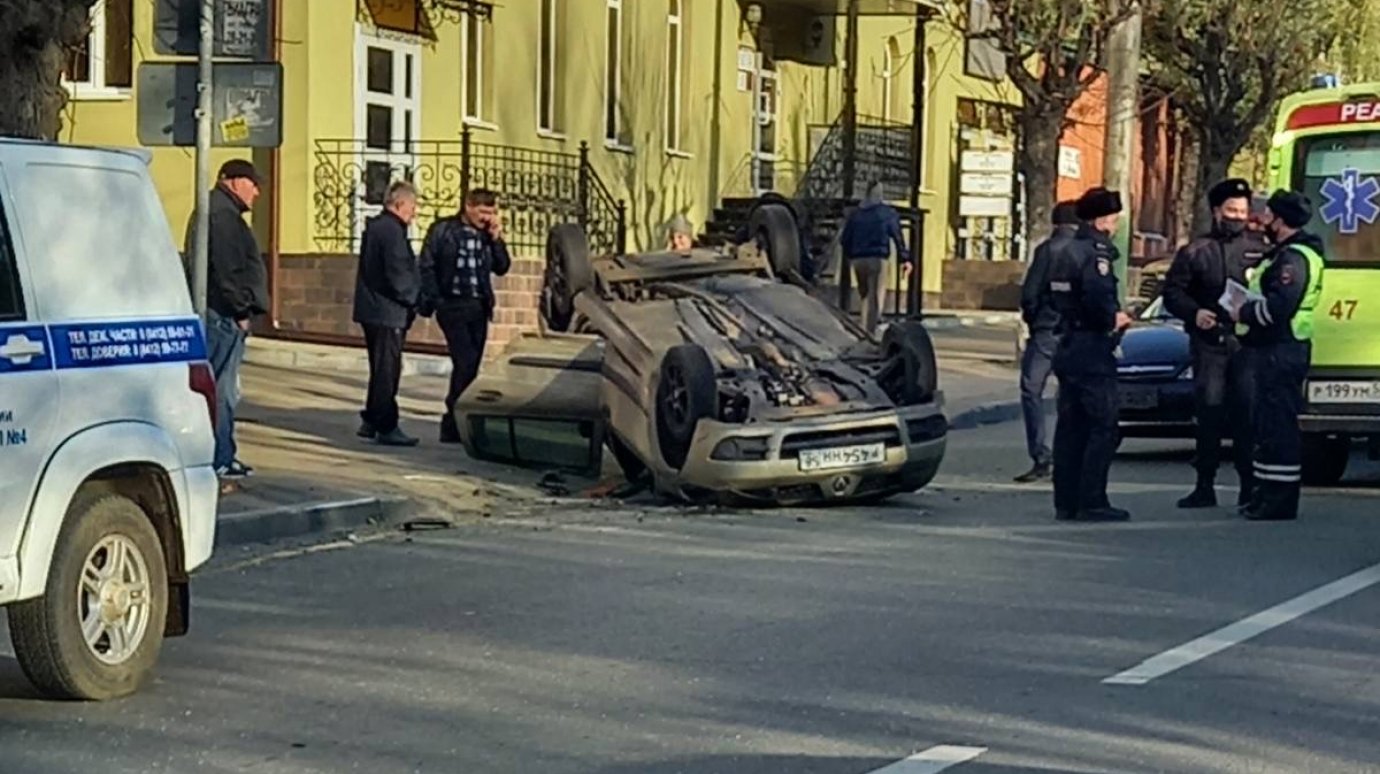 На улице Калинина перевернулся автомобиль Renault