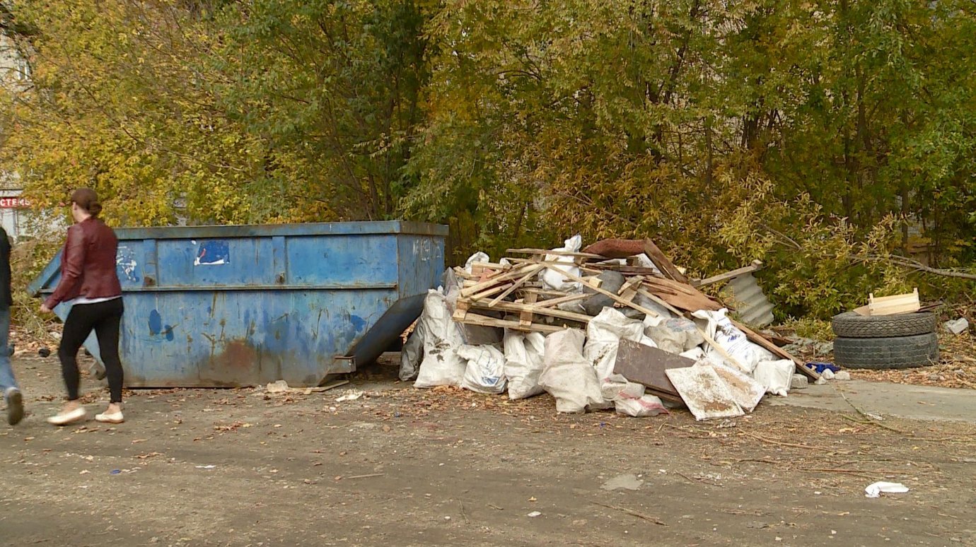 Площадка для мусора на Леонова, 34, требует внимания коммунальщиков