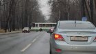 Автобус перегородил улицу и спровоцировал затор на Западной Поляне