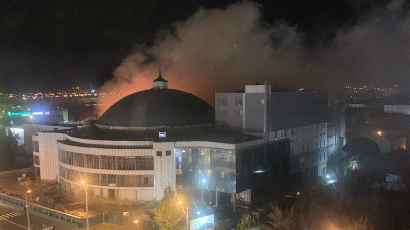 Очевидцы сообщили о пожаре у строящегося цирка в Пензе