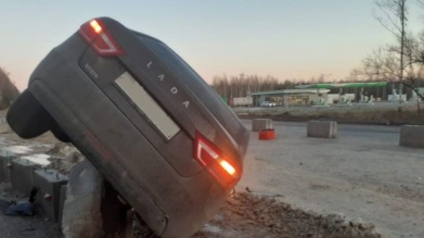 В Рязанской области пензенец на «Весте» влетел в бетонное ограждение