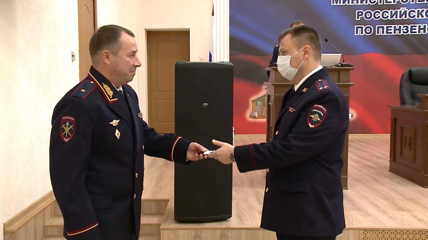 В Пензе полицейским вручили награды в честь профессионального праздника