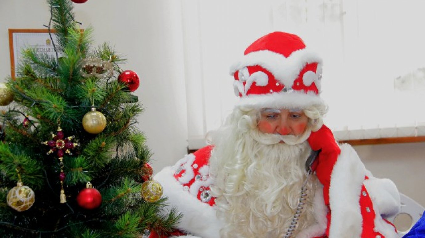 Маленьким пензенцам предлагают поздравить Деда Мороза по телефону