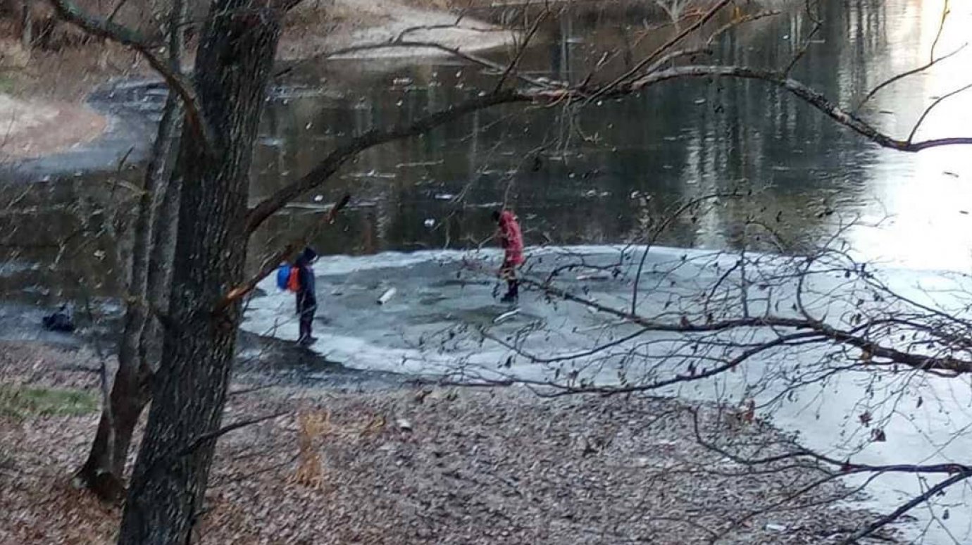 Опасные игры: в Заречном дети проверили на прочность лед пруда