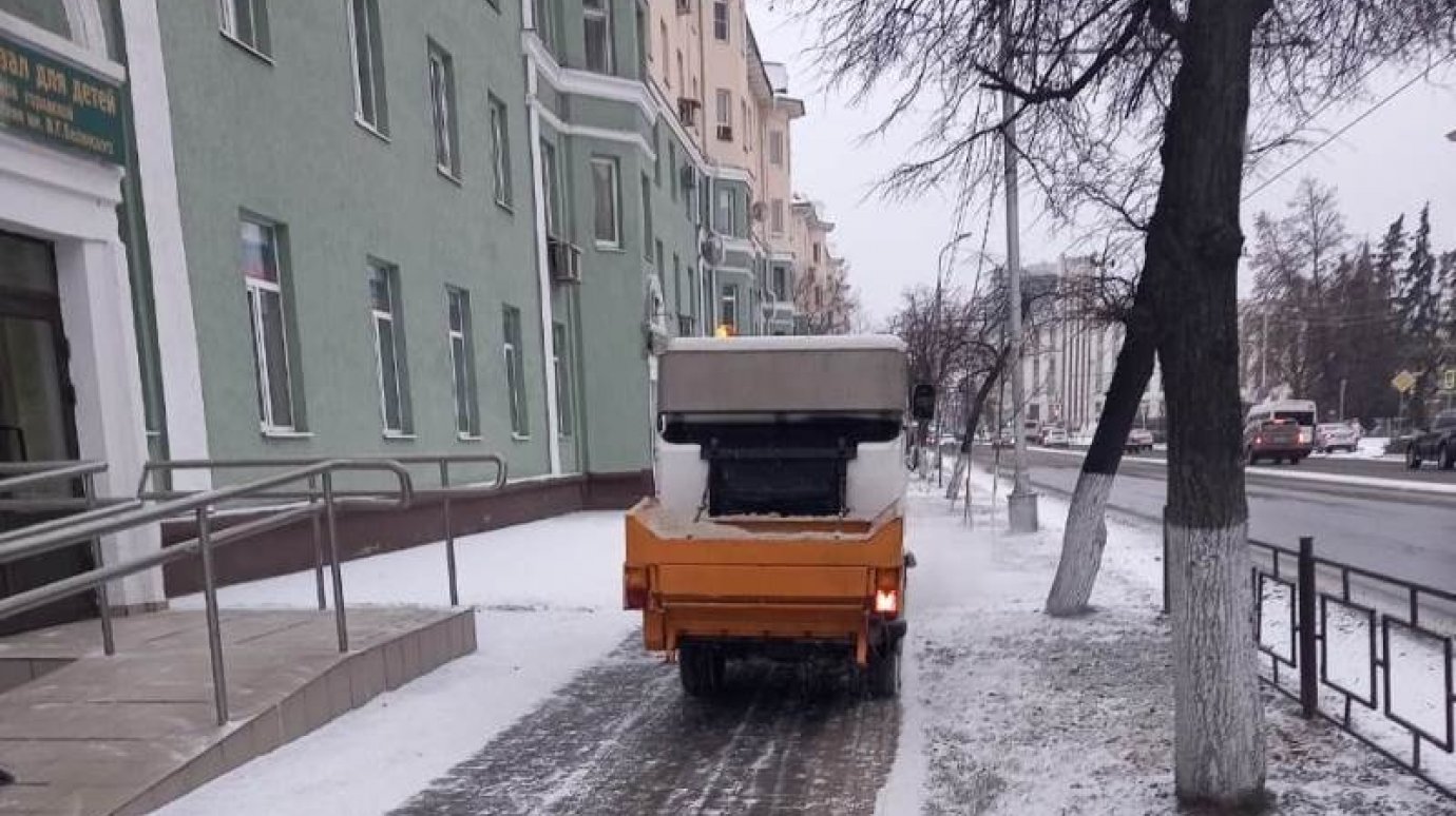 Для борьбы с последствиями снегопада в Пензе вышли 70 спецавтомобилей