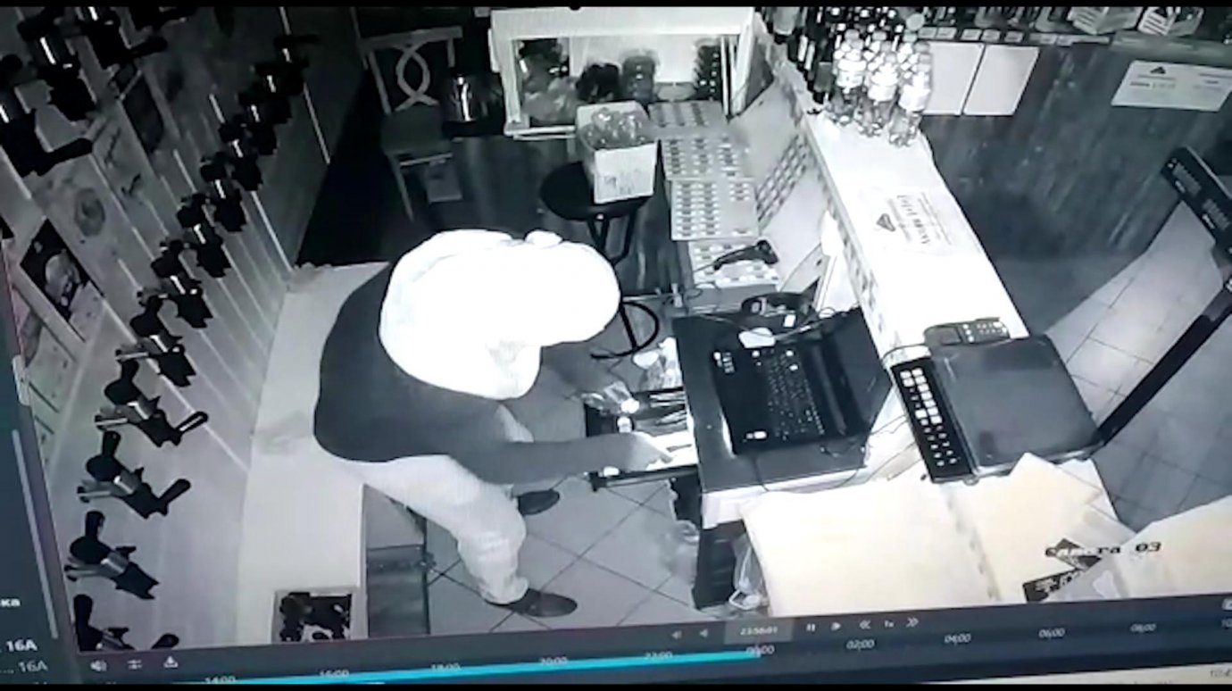В Пензе на камеру попал момент кражи денег из кассы в магазине