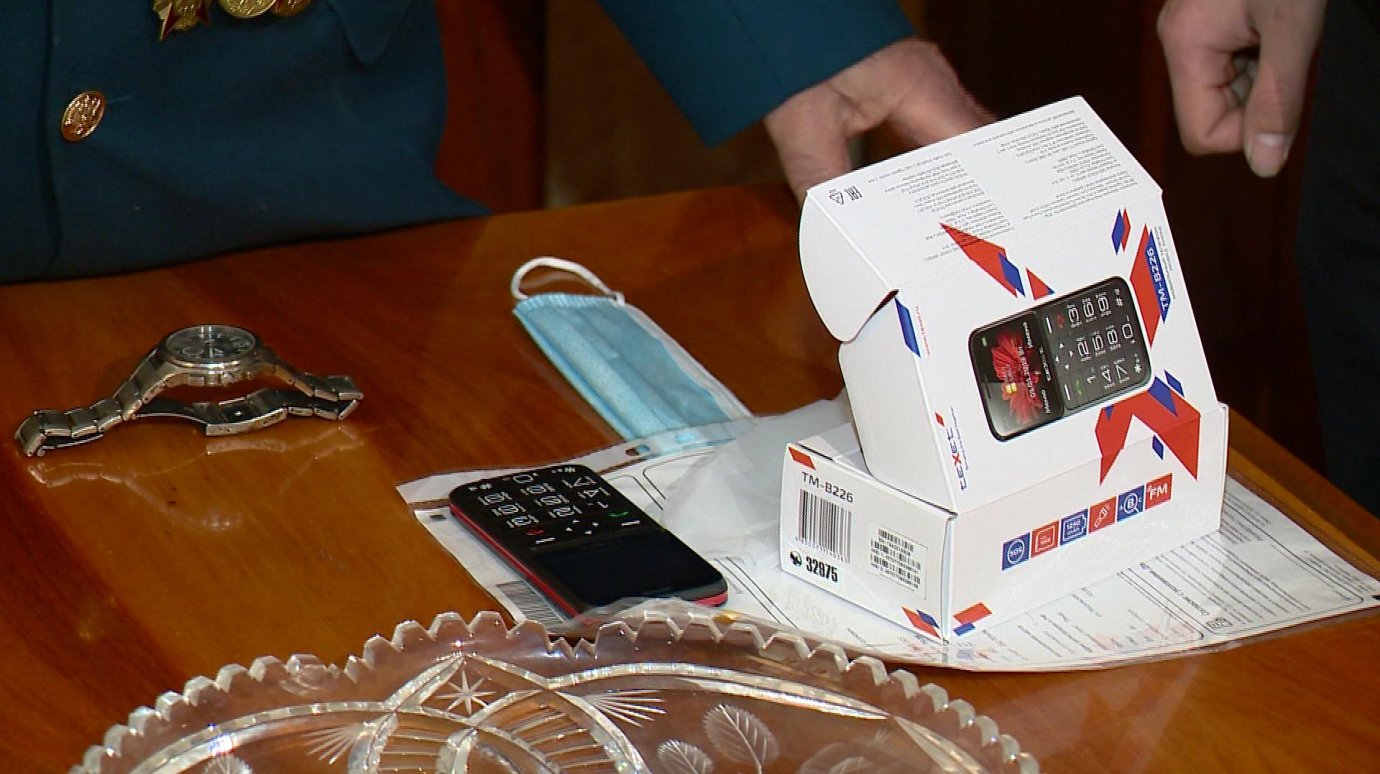 В Пензе ветеранам стали дарить телефоны со специальными тарифами