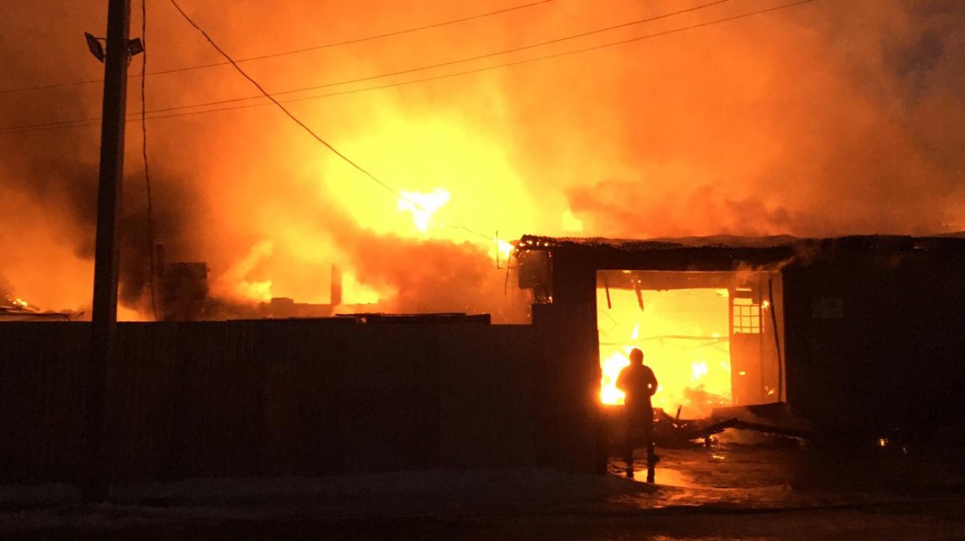 На мебельном складе в Кузнецке случился серьезный пожар