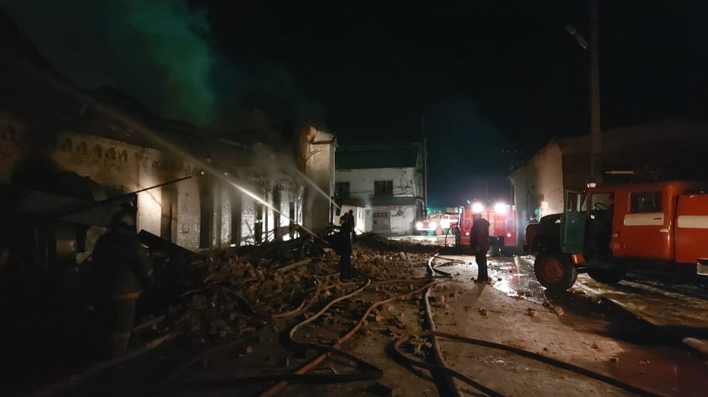 Спичечную фабрику в Верхнем Ломове тушат 42 пожарных