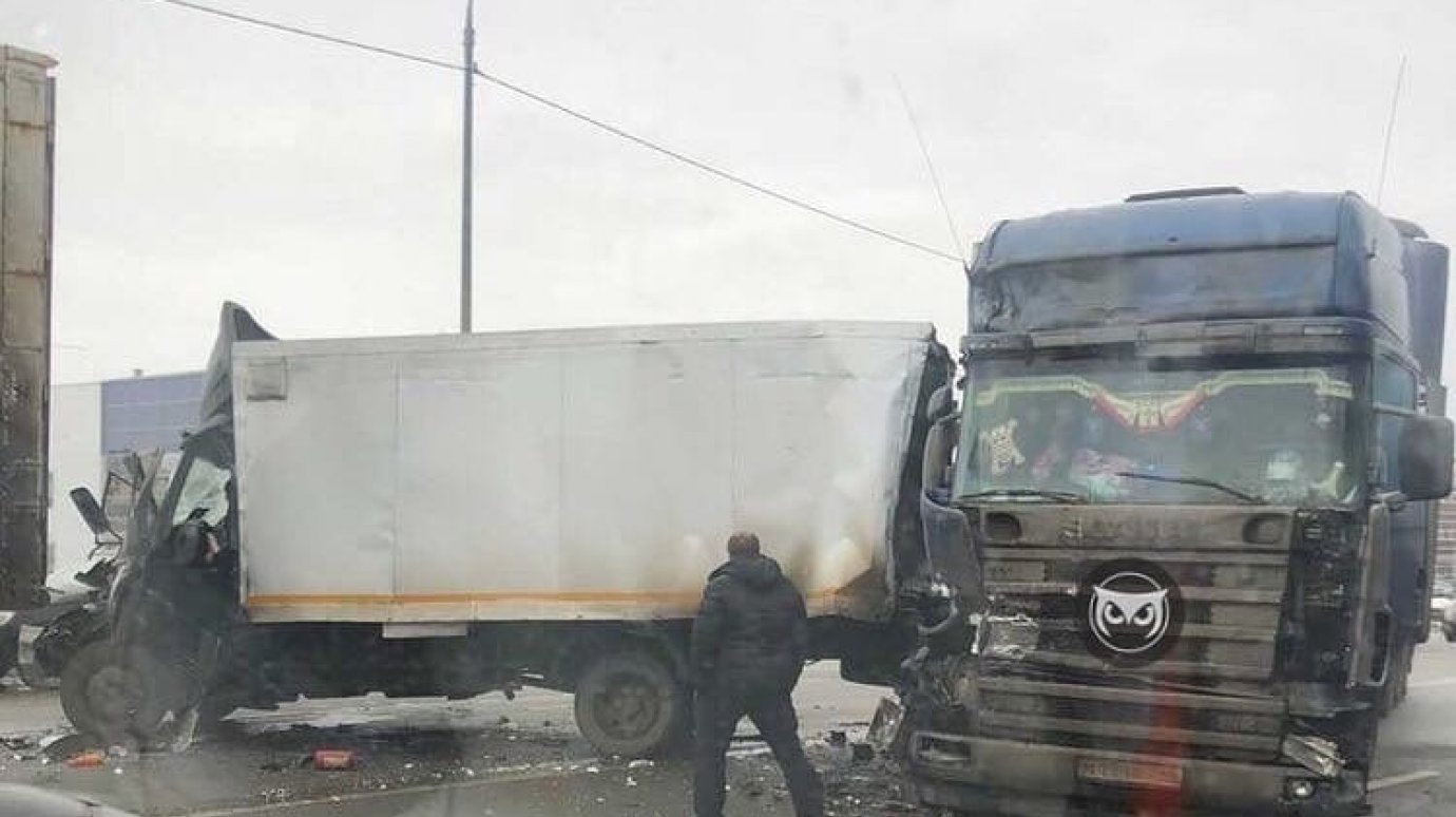 Фура врезалась. Авария в Пензе на трассе м 5. Авария на Пензенской дороге м5 фуры.