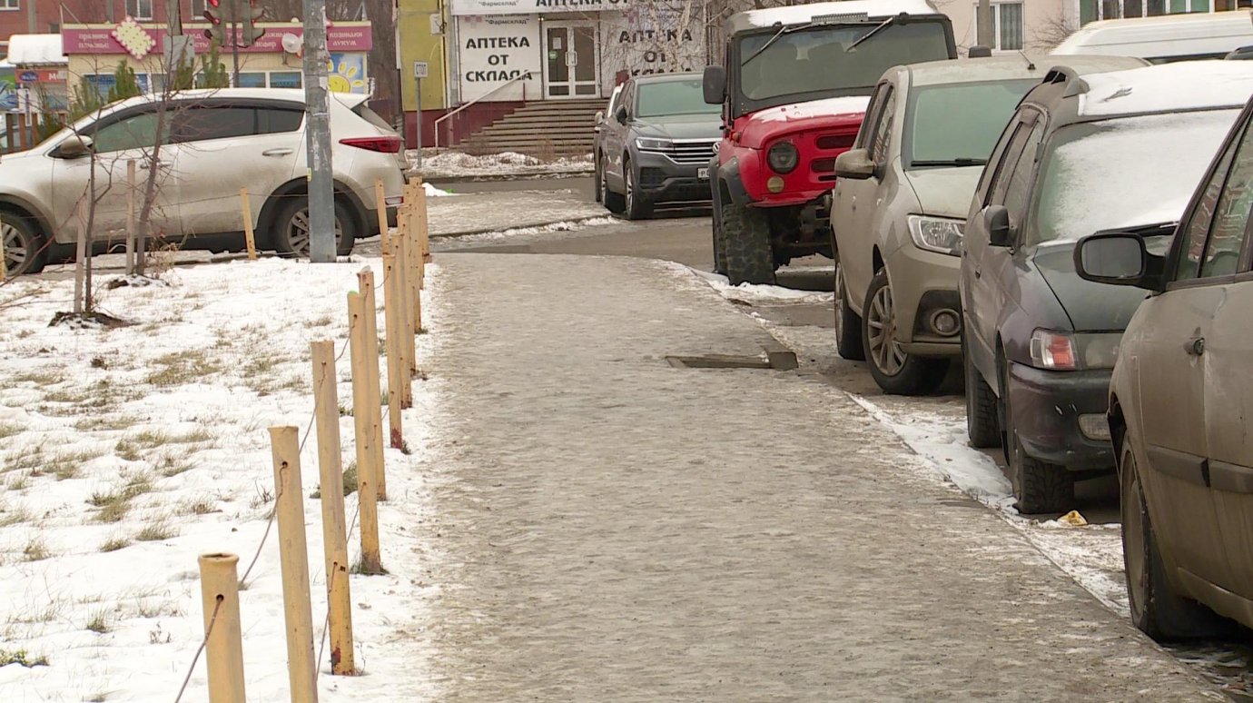 На улице Ладожской люди перестали пользоваться тротуаром из-за гололеда