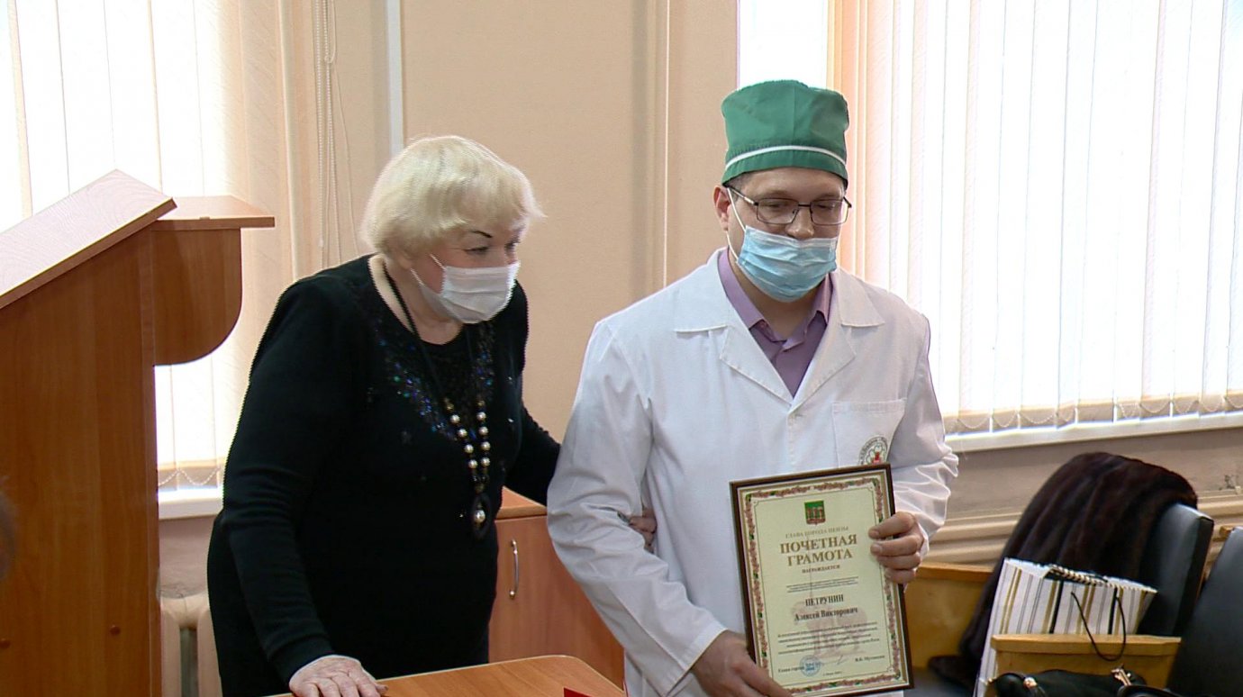 В Пензе наградили врача - торакального хирурга