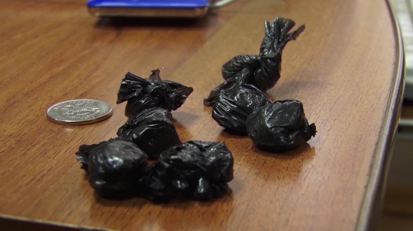В Пензе у двух молодых людей нашли 20 свертков с мефедроном