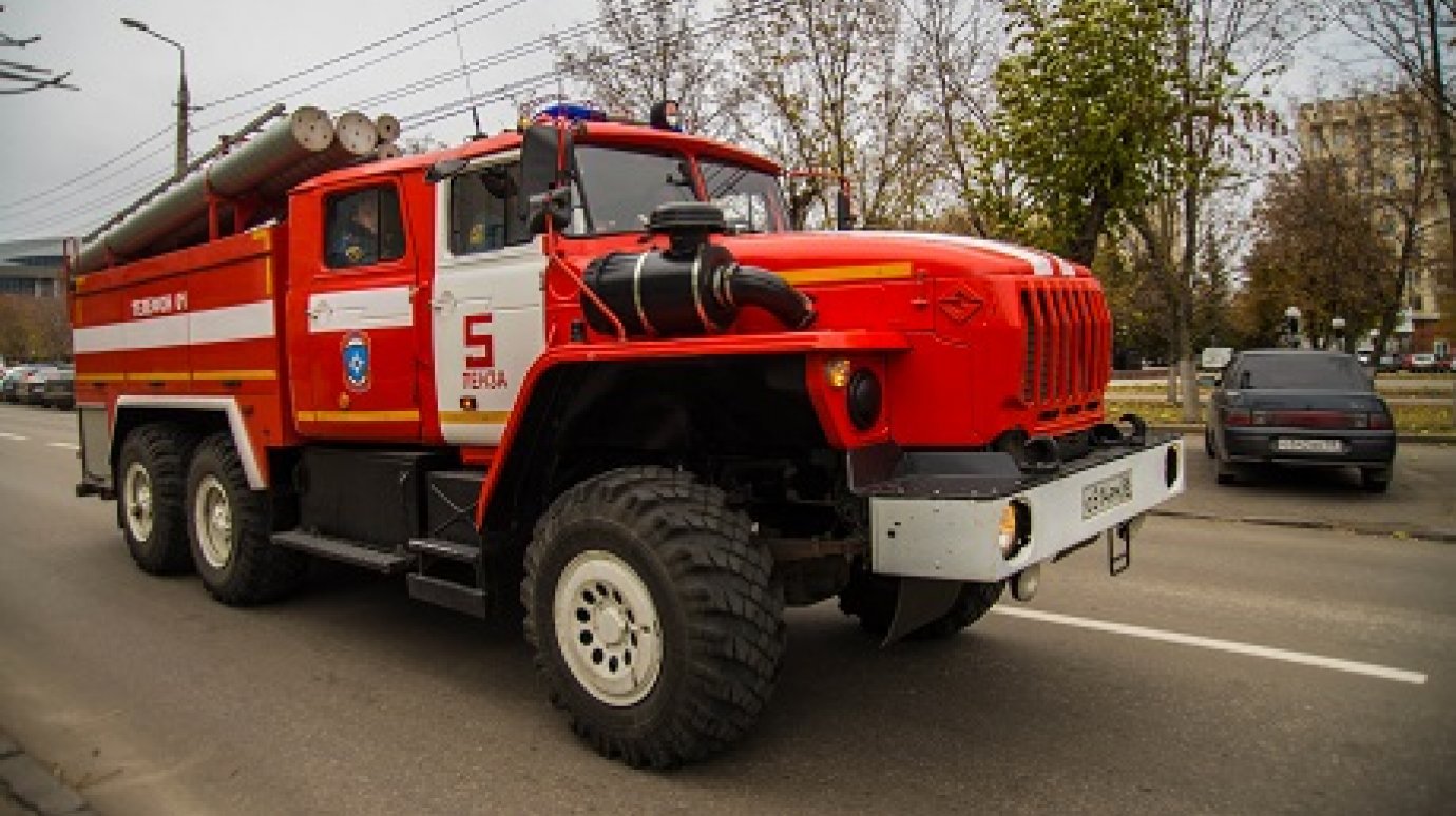 В Пензе пожарные спасли мужчину из горящей квартиры