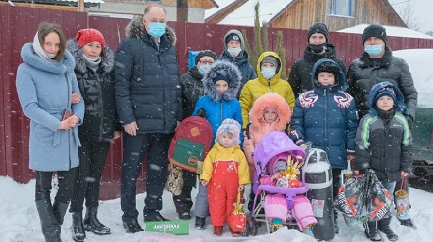 Вадим Супиков поздравил многодетную семью с Новым годом