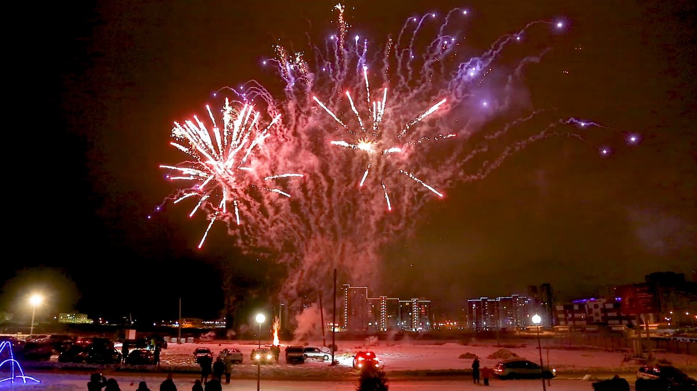 Новый год в Спутнике встретили салютом на набережной