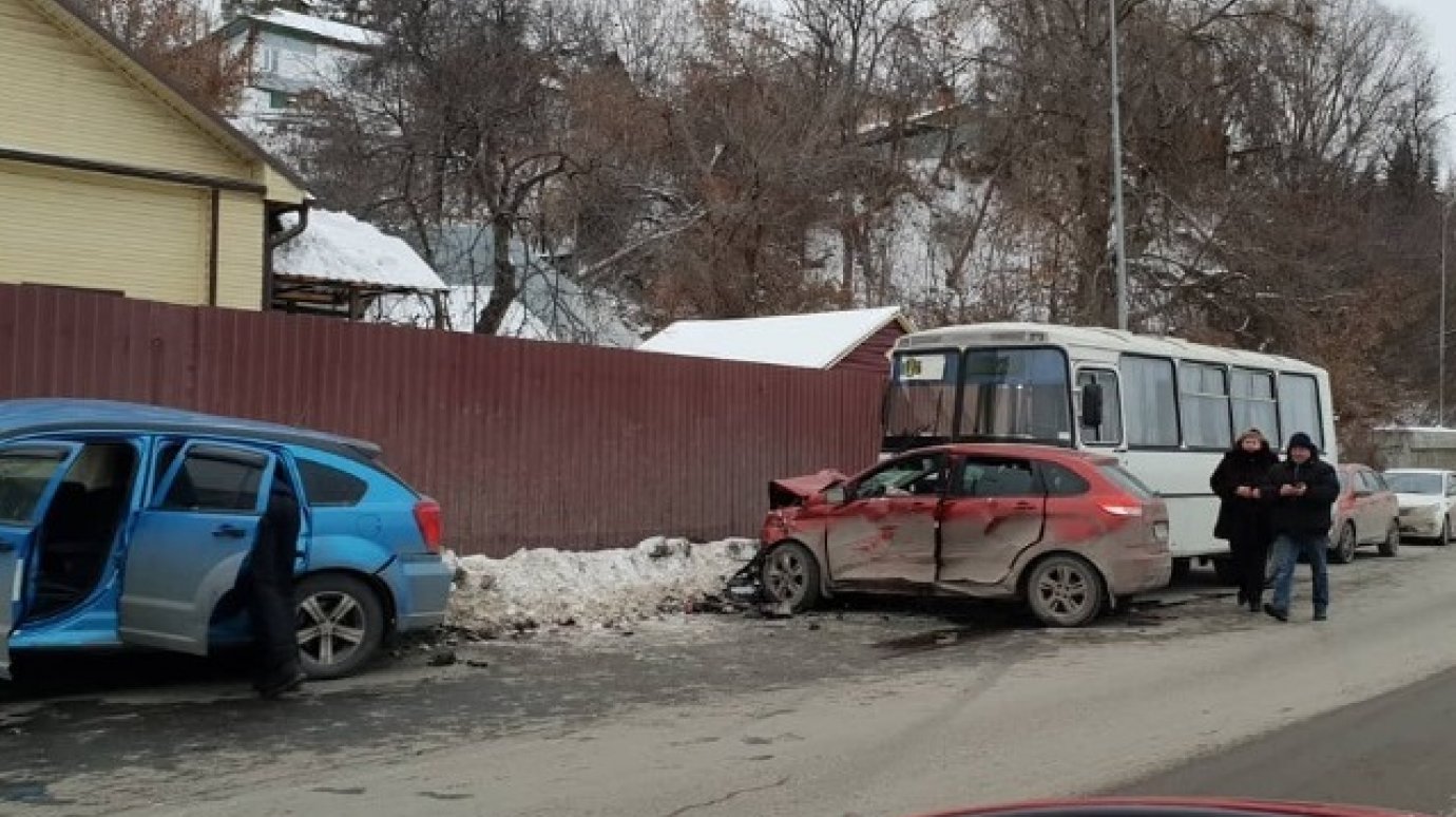 На ул. Салтыкова-Щедрина в Пензе столкнулись три автомобиля