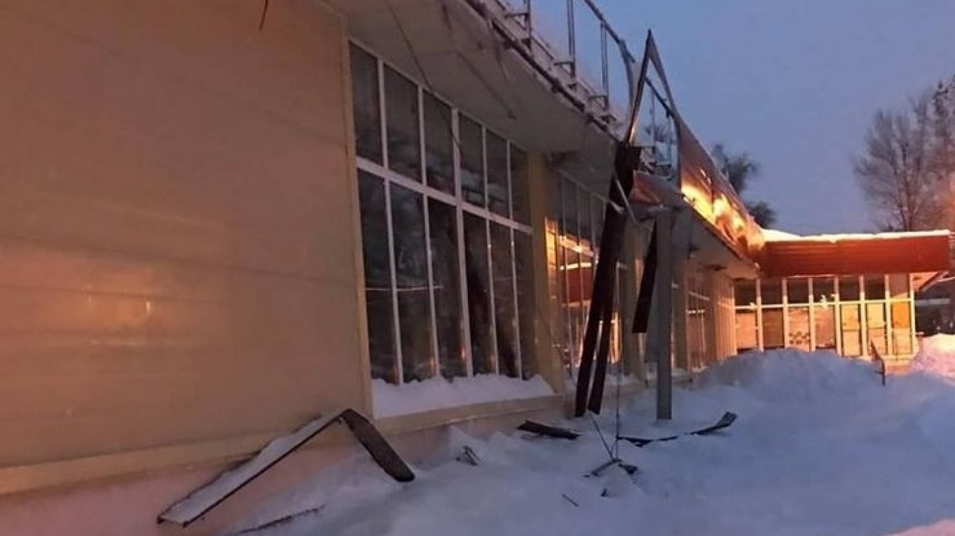 Из-за тяжести снега в Пензе с крыши роллердрома рухнуло ограждение