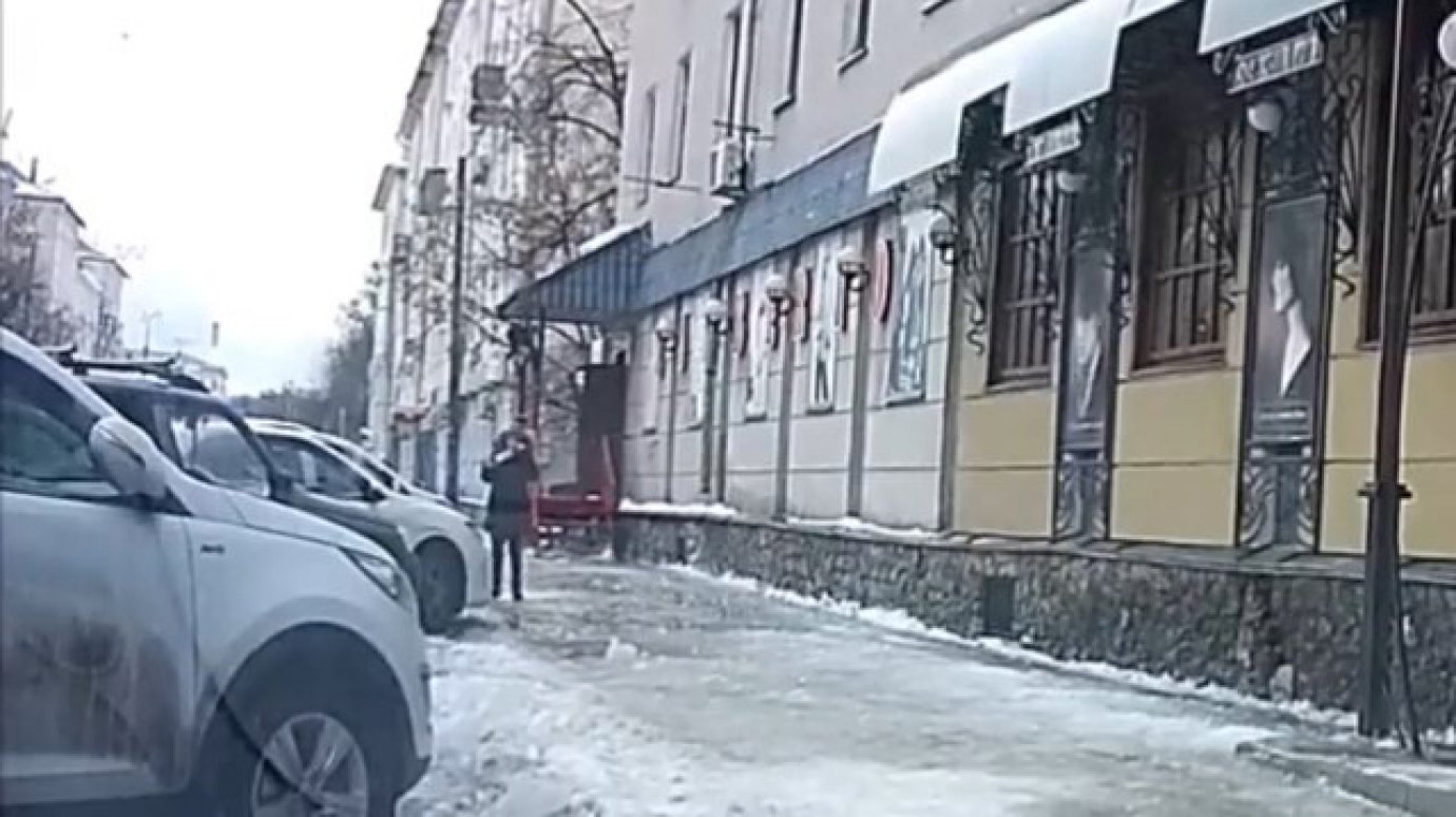 Ангел-хранитель рядом: в Пензе сняли на видео падение снежной глыбы