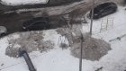 В Терновке грязный снег свалили на детскую площадку