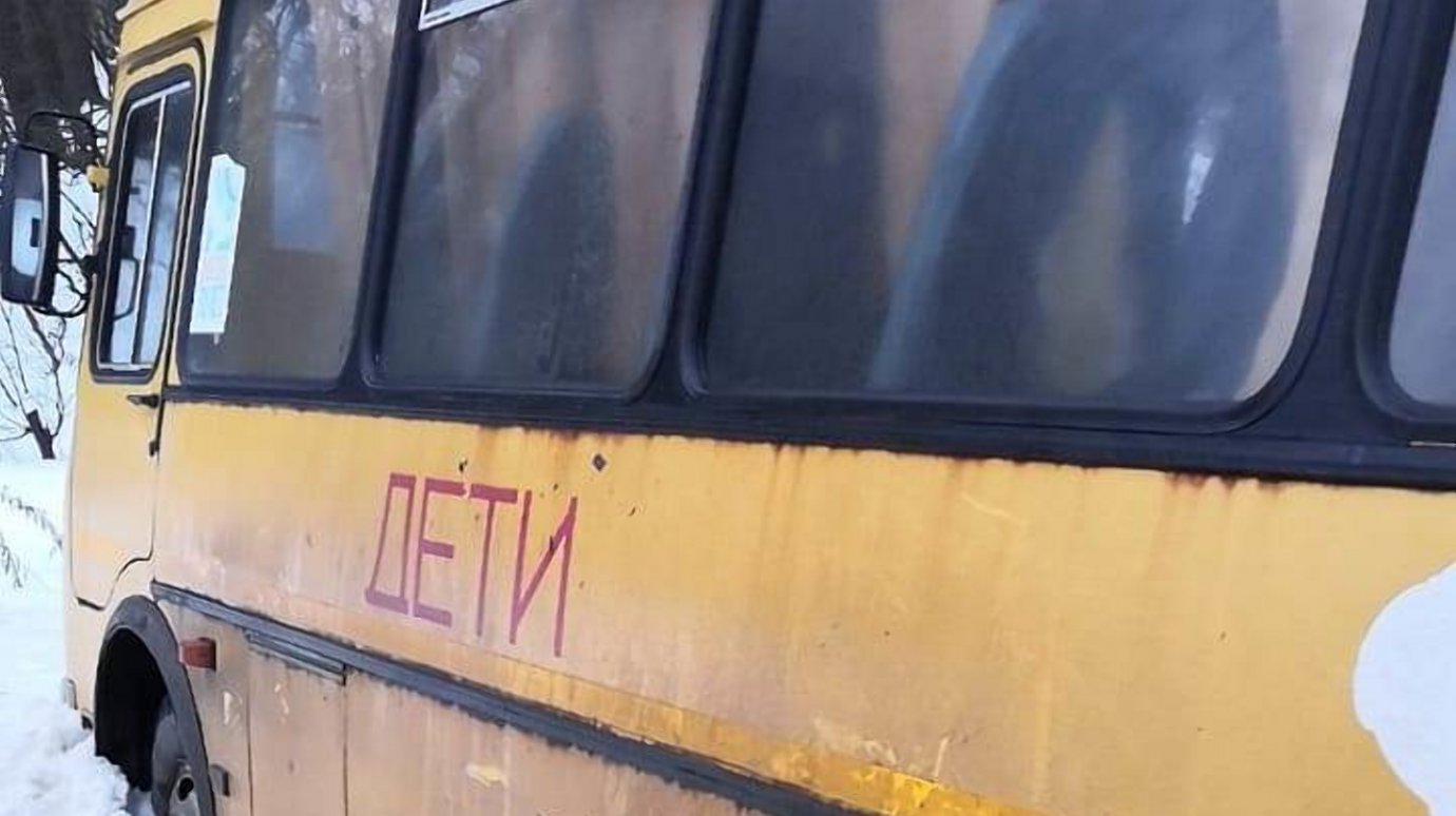В Бековском районе автобус с 21 ребенком попал в ДТП