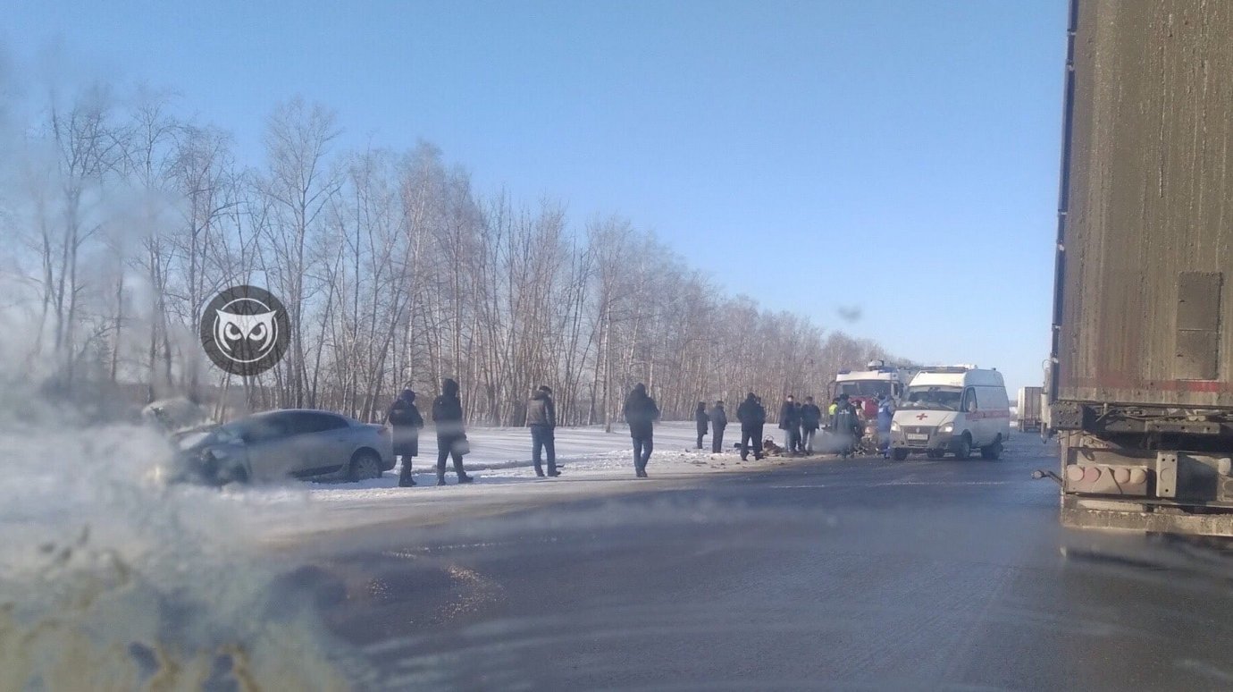 В Нижнеломовском районе столкнулись две легковушки и фура