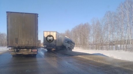 В Нижнеломовском районе столкнулись две легковушки и фура