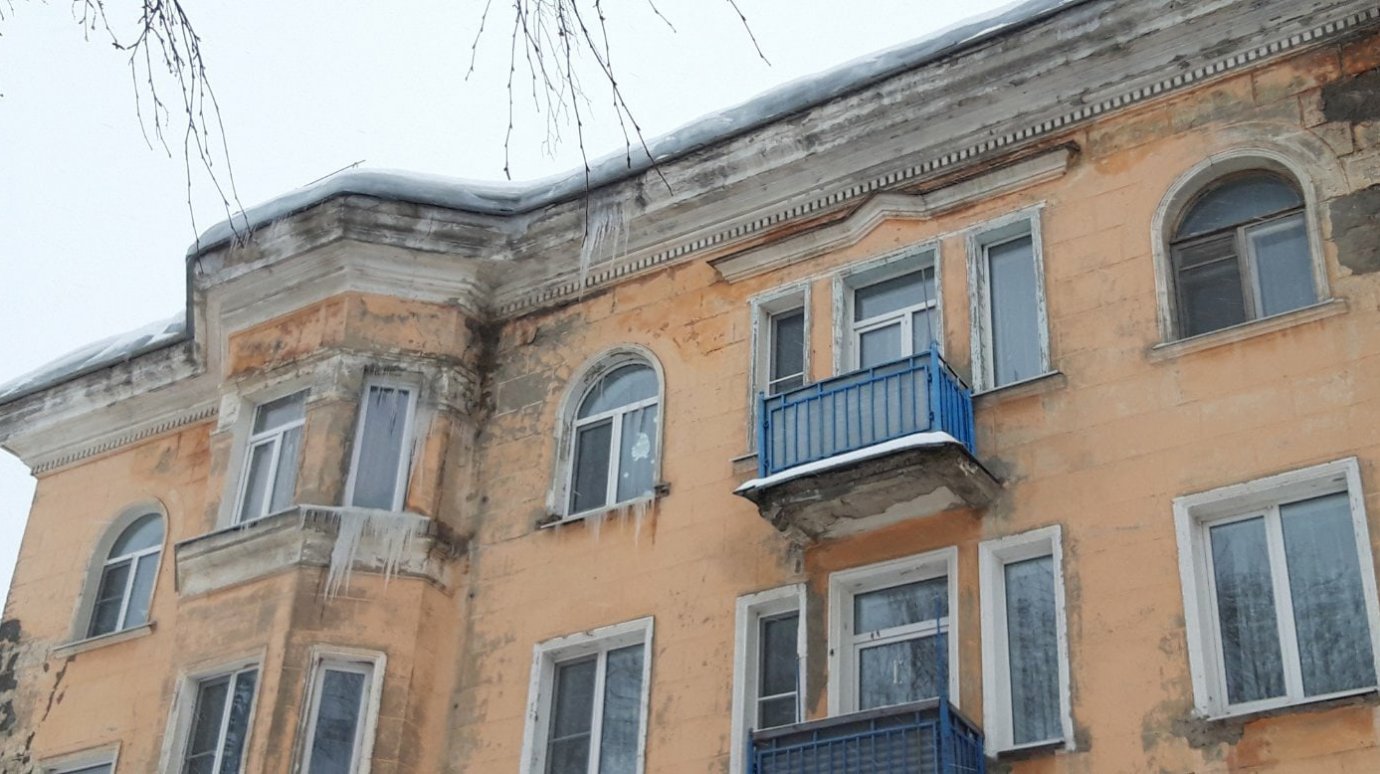 Лед и потоп: фасад дома на Саранской улице покрыли сосульки