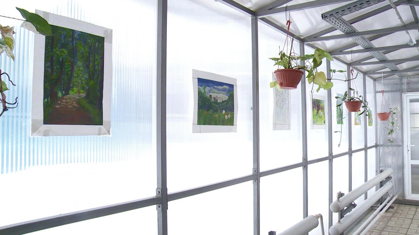 В оранжерее ботанического сада выставили работы юных художников