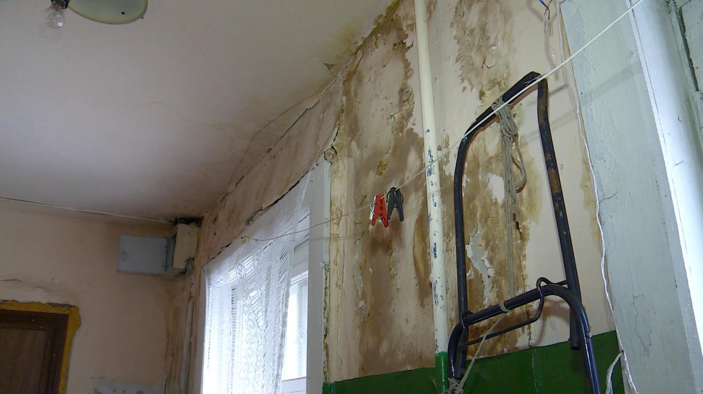 Жители дома на Богданова боятся короткого замыкания из-за протечки